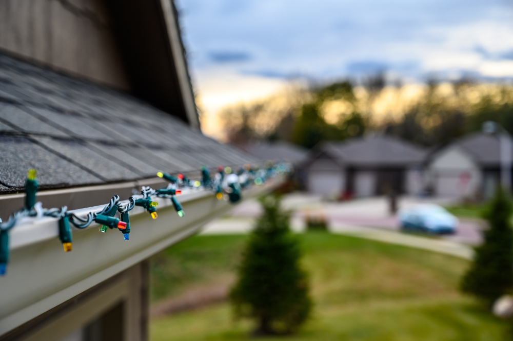 Hanging,Christmas,Lights,On,Gutter,With,Plastic,Clips